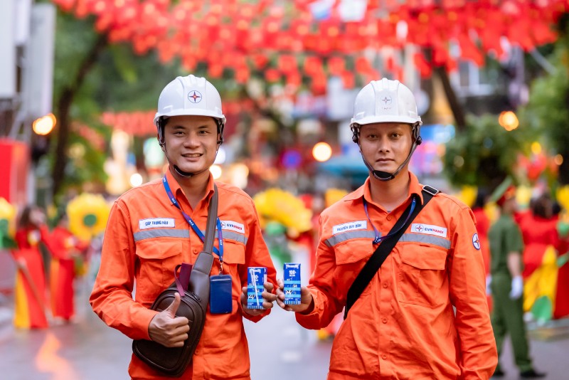 Ảnh 7: Những thanh niên khỏe mạnh của ngành điện lực cũng cần tiếp thêm dinh dưỡng để đảm bảo sức khỏe suốt thời gian thực hiện nhiệm vụ tại đại lễ. (Ảnh: Vi Nam)
