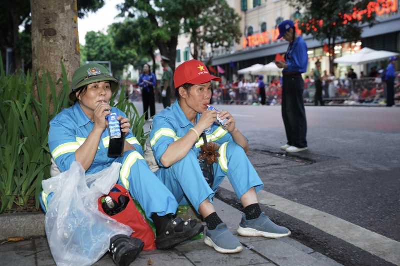 Ảnh 8: Phút nghỉ ngơi và tiếp thêm chút năng lượng bằng sữa tươi Vinamilk của các chị góp phần quan trọng để đại lễ diễn ra với những tuyến đường sạch sẽ, ngăn nắp. (Ảnh: Vi Nam) 