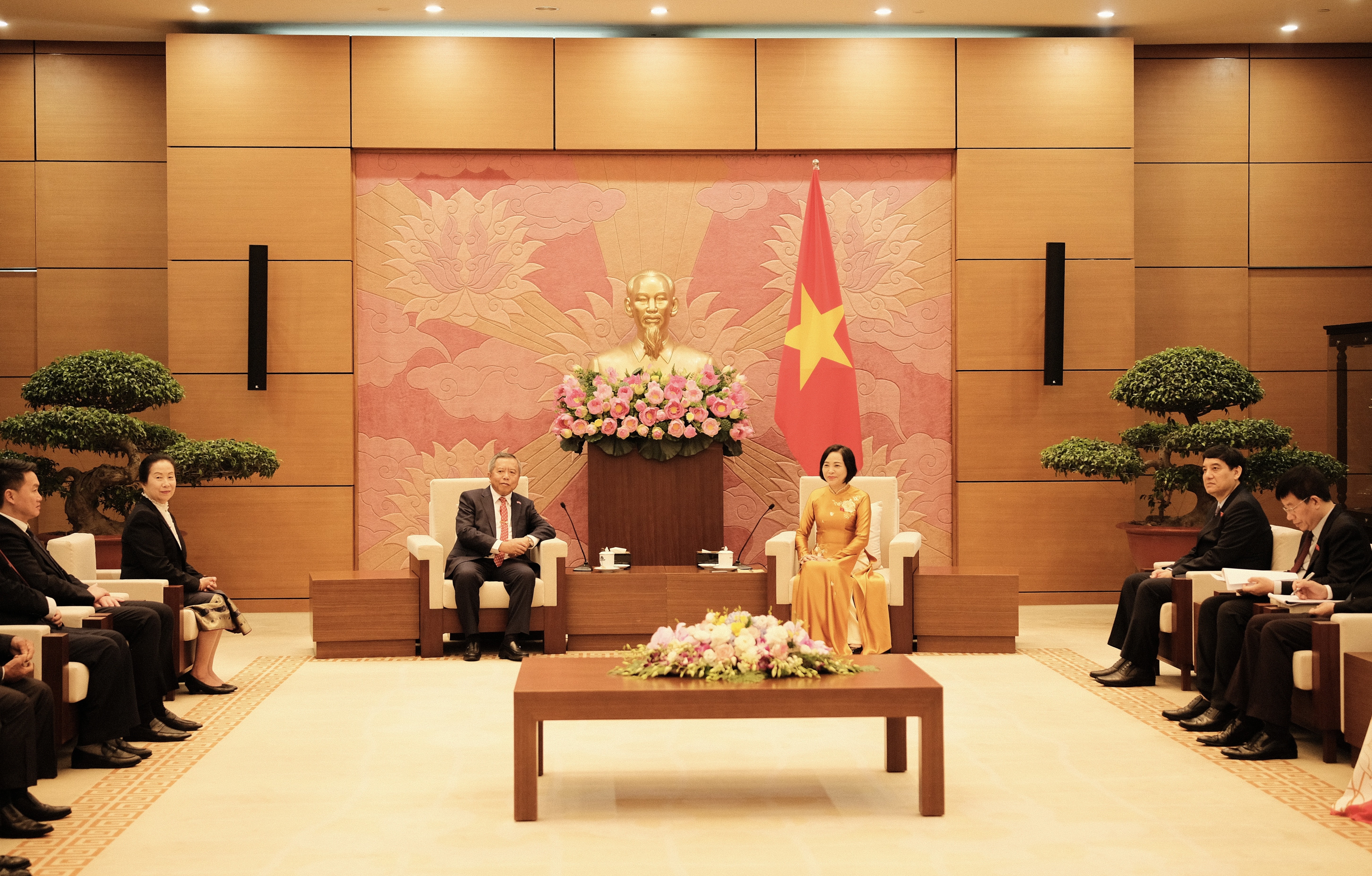Thắt chặt tình đoàn kết Việt Nam - Lào qua giao lưu nghị sĩ và hữu nghị nhân dân