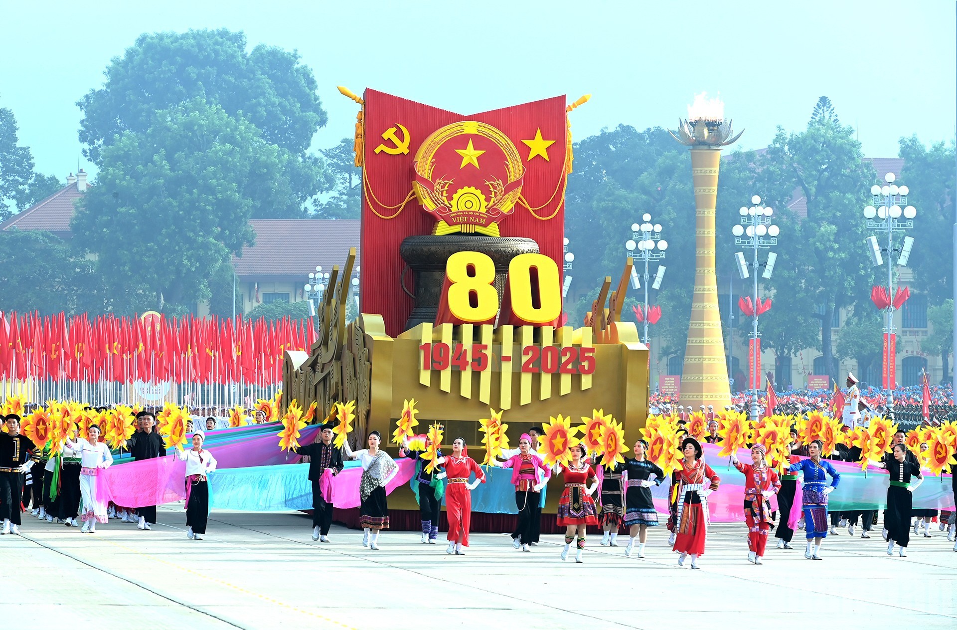 Biểu tượng 80 năm Cách mạng tháng Tám và Quốc khánh nước Cộng hòa xã hội chủ nghĩa Việt Nam tiến vào Lễ đài.