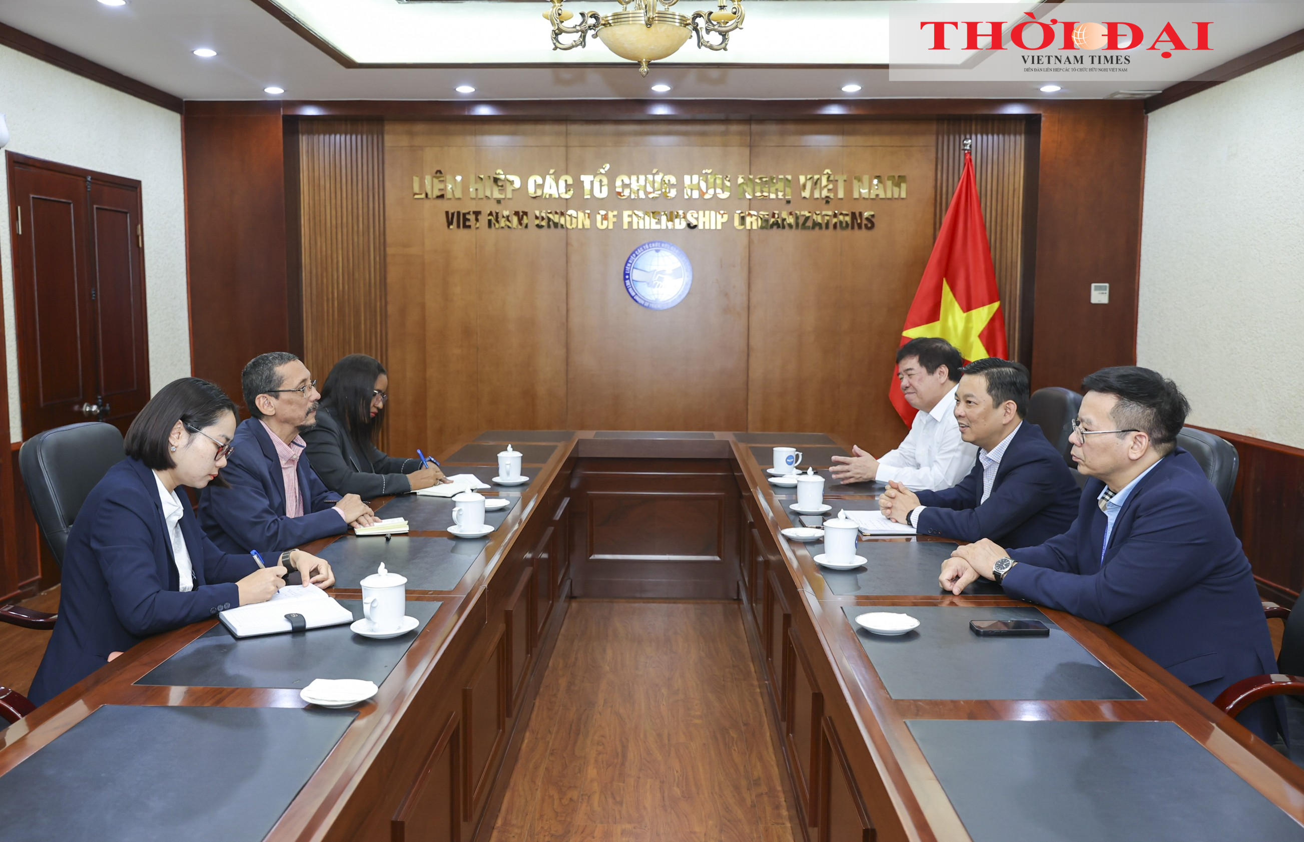 ông Đồng Huy Cương, Phó Chủ tịch Liên hiệp các tổ chức hữu nghị Việt Nam tiếp đoàn đại biểu Viện Simón Bolívar vì Hòa bình và Đoàn kết giữa các dân tộc. (Ảnh: Đinh Hòa)