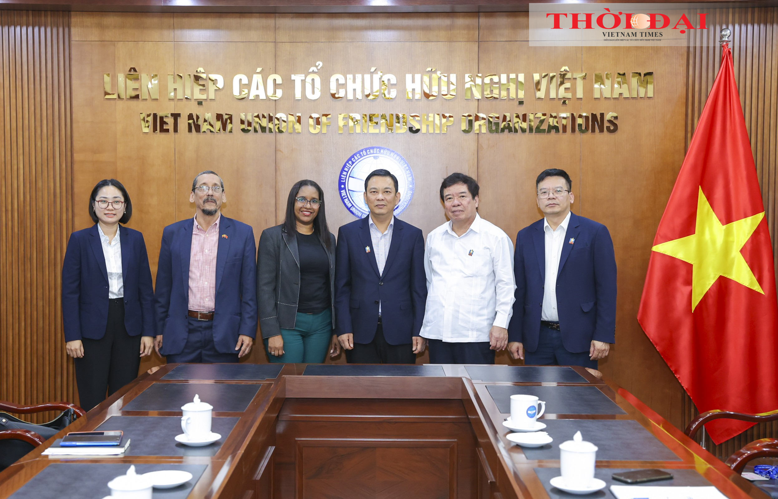 Các đại biểu chụp ảnh lưu niệm. (Ảnh: Đinh Hòa)