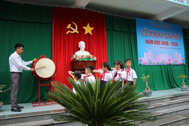 Rộn ràng lễ khai giảng ở Đặc khu Trường Sa