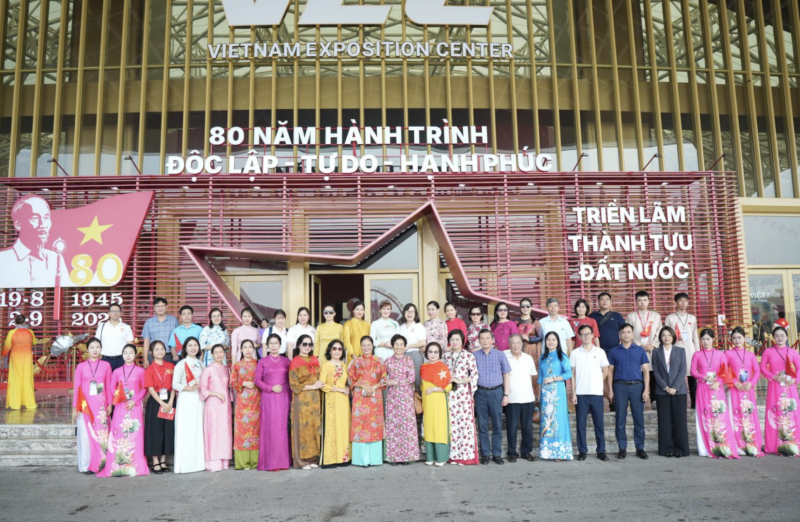 Các đại biểu chụp ảnh lưu niệm. (Ảnh: T.L) Các đại biểu chụp ảnh lưu niệm. (Ảnh: T.L)