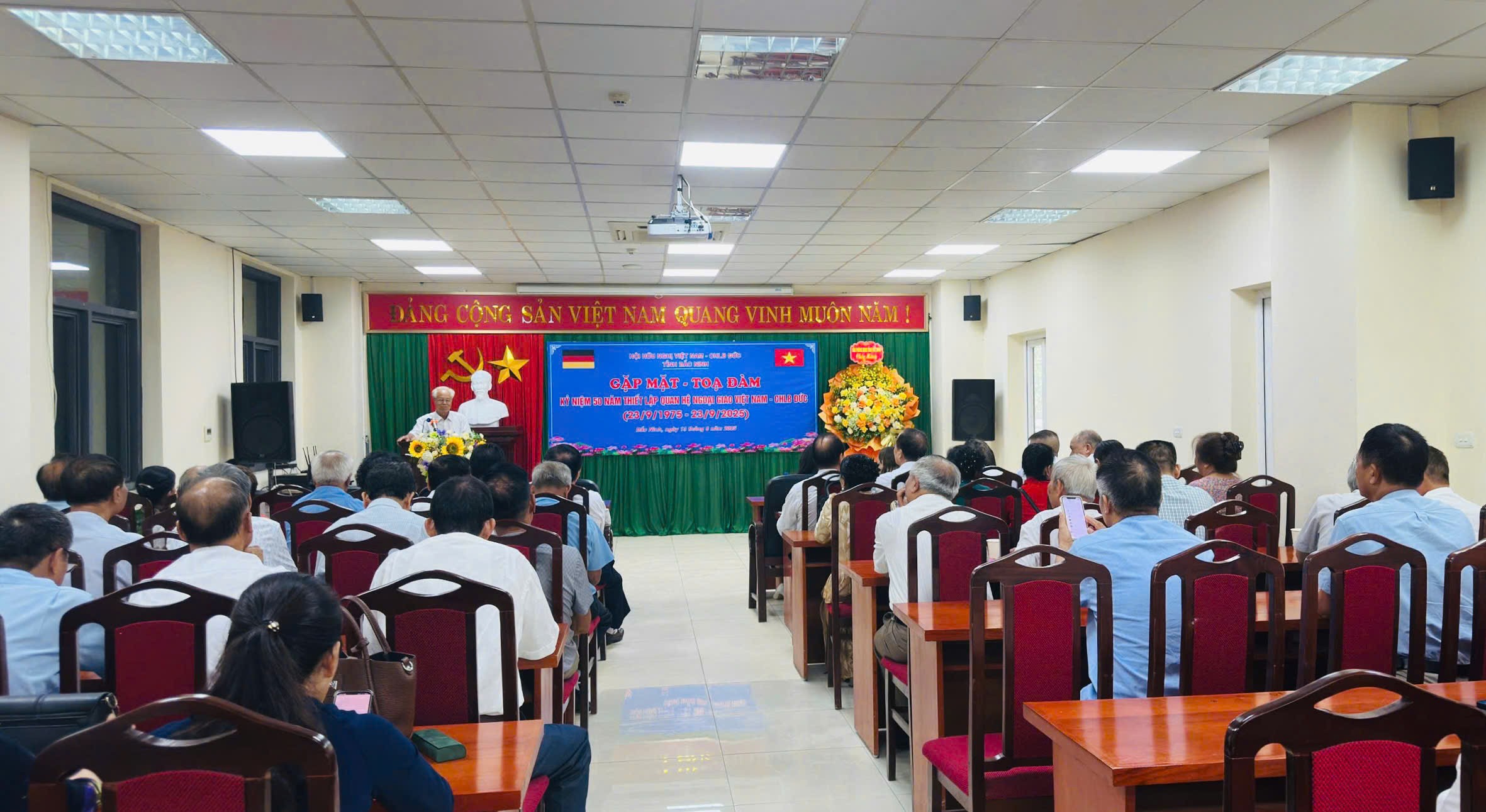 Các đại biểu tham dự gặp mặt, tọa đàm. (Ảnh: Liên hiệp các tổ chức hữu nghị tỉnh Bắc Ninh)