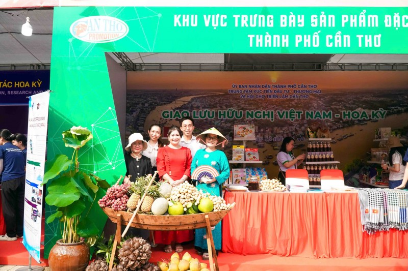 Rực rỡ sắc màu hữu nghị Việt Nam - Hoa Kỳ tại Cần Thơ