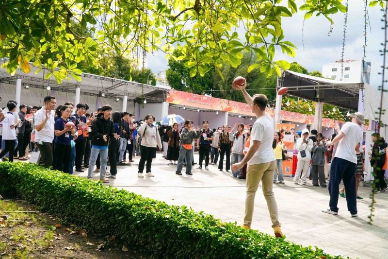 Rực rỡ sắc màu hữu nghị Việt Nam - Hoa Kỳ tại Cần Thơ