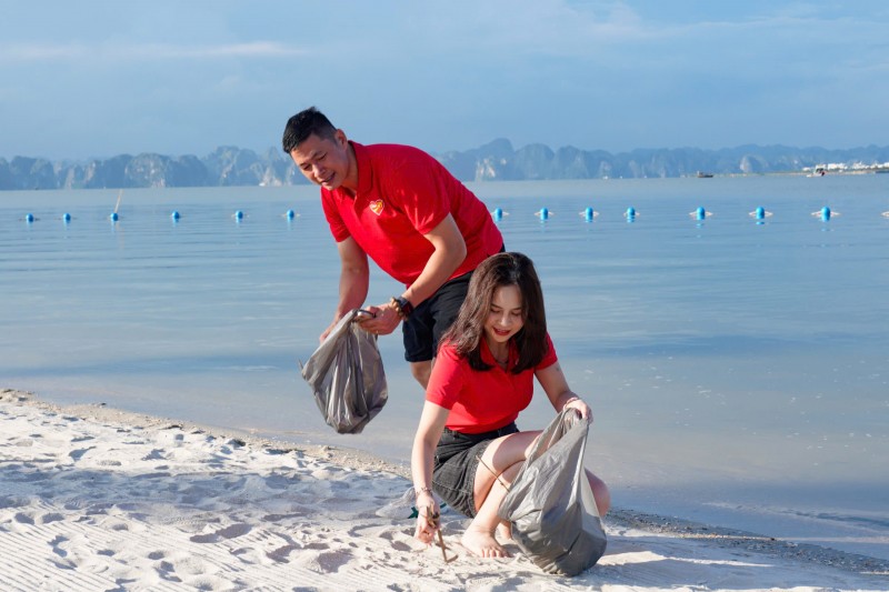 Gần 600 “chiến binh” Vietjet đồng loạt ra quân làm sạch biển Hạ Long Gần 600 “chiến binh” Vietjet đồng loạt ra quân làm sạch biển Hạ Long