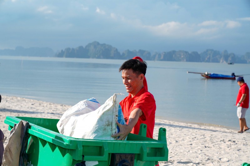 Gần 600 “chiến binh” Vietjet đồng loạt ra quân làm sạch biển Hạ Long Gần 600 “chiến binh” Vietjet đồng loạt ra quân làm sạch biển Hạ Long