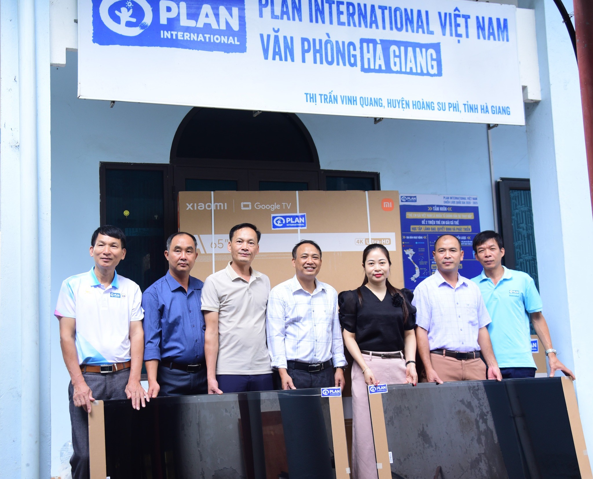 Plan International Việt Nam tặng 49 tivi cho các trường vùng khó khăn ở Tuyên Quang