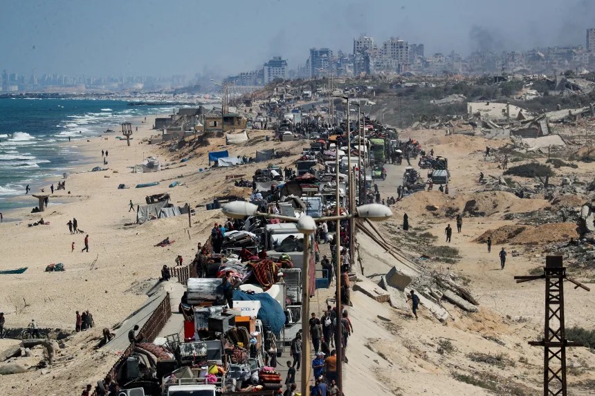 Hàng nghìn người Palestine rời Thành phố Gaza hôm 16/9/2025, trong bối cảnh Israel tuyên bố bắt đầu cuộc tấn công trên bộ. (Ảnh: Reuters)