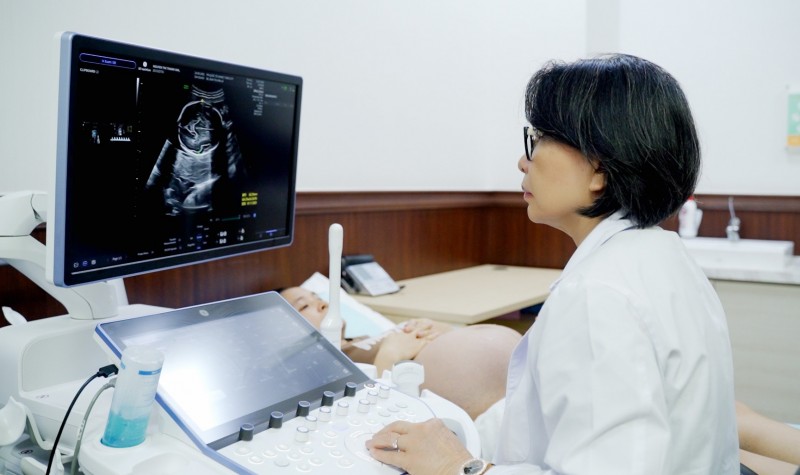 Hai bé gái chào đời khỏe mạnh sau ca can thiệp bào thai hiếm thấy tại Vinmec