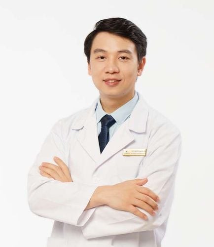 Ảnh 3: Bác sĩ Vũ Tú Nam – Người đứng sau hành trình hồi sinh cho các người hùng thể thao Việt Nam.