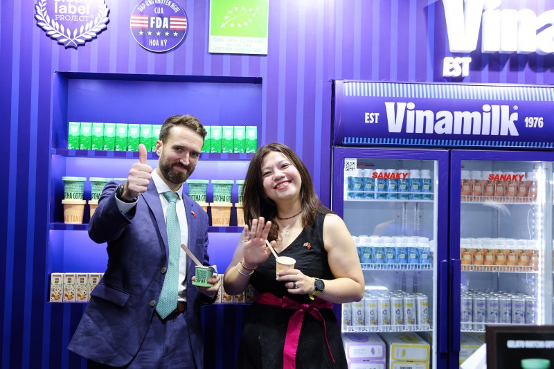 “Đây là lần đầu tiên tôi được nếm thử kem gelato của Vinamilk. Phải nói là cực kỳ ngon và sảng khoái, đặc biệt là trong những đêm thời tiết nóng thế này”, ông Sam Wood – Giám đốc mảng Xuất khẩu khu vực châu Á – Thái Bình Dương, Tổng Lãnh sự quán Anh tại TP.HCM chia sẻ (Ảnh: Nguyễn Hoàng). “Đây là lần đầu tiên tôi được nếm thử kem gelato của Vinamilk. Phải nói là cực kỳ ngon và sảng khoái, đặc biệt là trong những đêm thời tiết nóng thế này”, ông Sam Wood – Giám đốc mảng Xuất khẩu khu vực châu Á – Thái Bình Dương, Tổng Lãnh sự quán Anh tại TP.HCM chia sẻ (Ảnh: Nguyễn Hoàng).