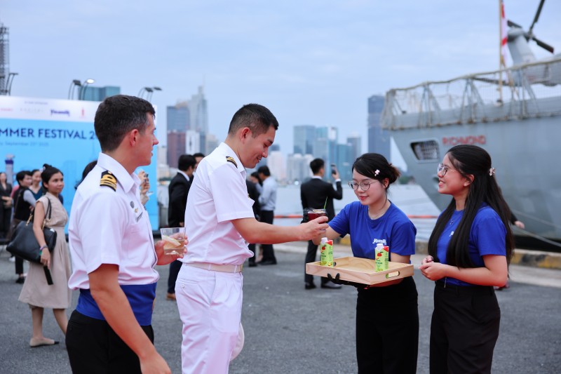: “Đắt khách” không kém là những ly mocktail của nhà Vinamilk. Các sản phẩm nước ép từ những loại trái cây nhiệt đới được biến tấu theo những công thức độc đáo để giữ trọn hương vị tươi mát, trở thành dư vị khó quên trong lòng thực khách quốc tế (Ảnh: Nguyễn Hoàng)./.