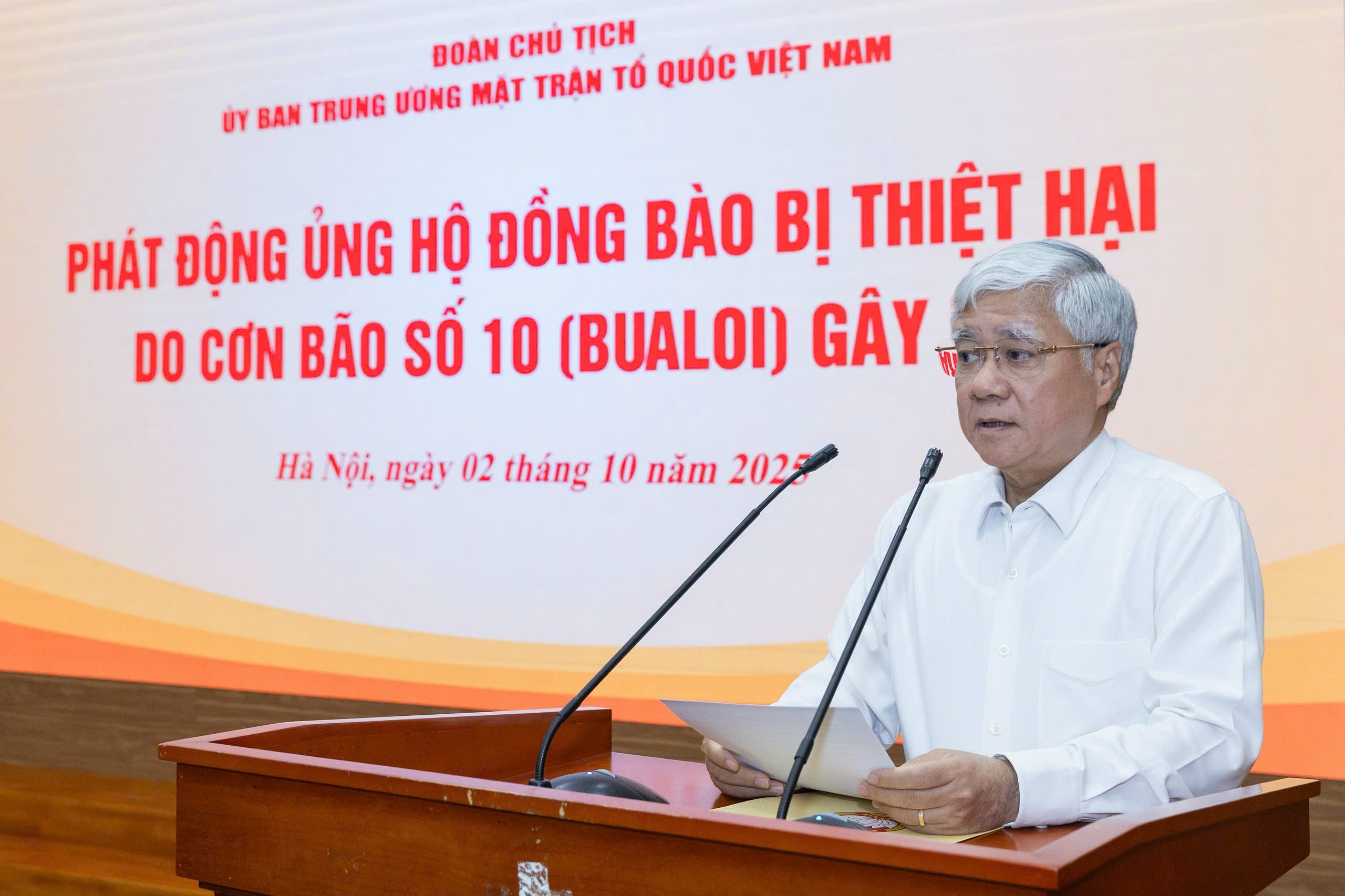  Ủy viên Bộ Chính trị, Bí thư Trung ương Đảng, Chủ tịch Ủy ban Trung ương MTTQ Việt Nam Đỗ Văn Chiến đọc lời kêu gọi vận động ủng hộ đồng bào khắc phục thiệt hại do cơn bão số 10 gây ra. (Ảnh: Quang Vinh)