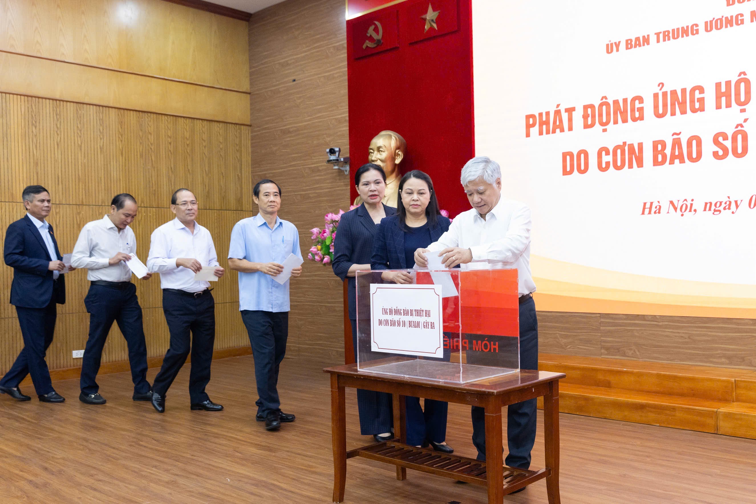  Chủ tịch Đỗ Văn Chiến và các đại biểu ủng hộ đồng bào chịu ảnh hưởng bởi cơn bão số 10