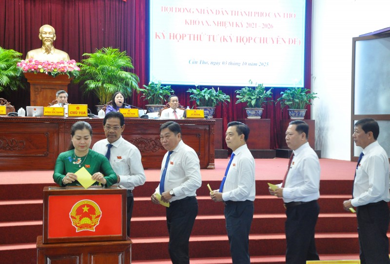 Ông Trương Cảnh Tuyên được bầu giữ chức Chủ tịch UBND thành phố Cần Thơ Ông Trương Cảnh Tuyên được bầu giữ chức Chủ tịch UBND thành phố Cần Thơ