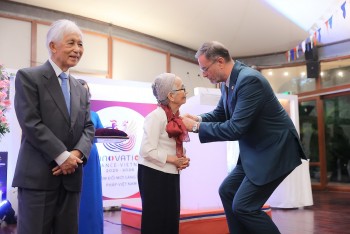 Hai Giáo sư Việt Nam nhận Huân chương Bắc đẩu Bội tinh bậc Sĩ quan của Pháp