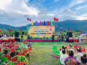 Thiếu nhi Việt - Lào đón Trung thu tại biên giới Quảng Trị