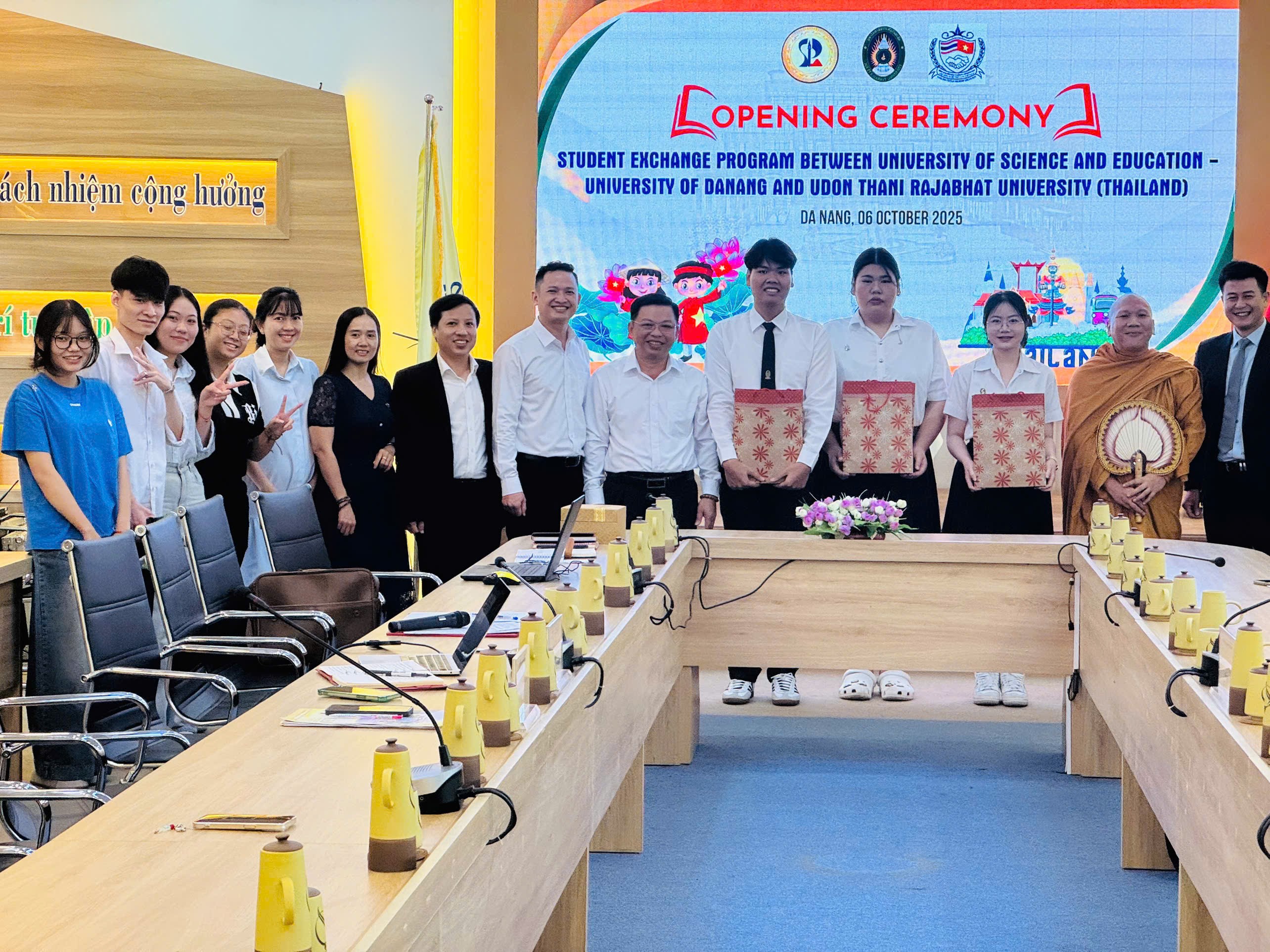 Ông Phạm Hữu Hoa, Chủ tịch Hội hữu nghị Việt Nam Thái Lan thành phố Đà Nẵng tặng quà cho các sinh viên Thái Lan Ông Phạm Hữu Hoa, Chủ tịch Hội hữu nghị Việt Nam Thái Lan thành phố Đà Nẵng tặng quà cho các sinh viên Thái Lan