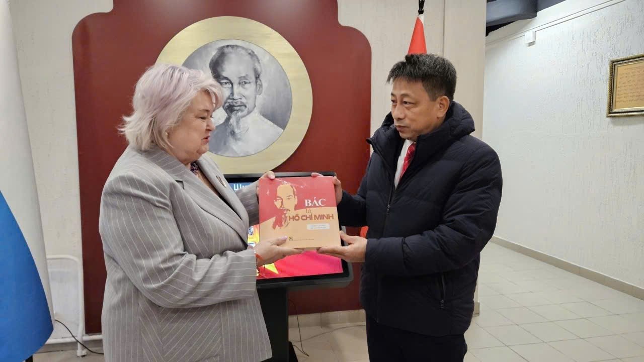 Trao tặng sách cho học sinh Saint Petersburg (Liên bang Nga) Trao tặng sách cho học sinh Saint Petersburg (Liên bang Nga)