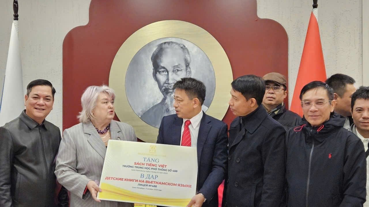 Trao tặng sách cho học sinh Saint Petersburg (Liên bang Nga) Trao tặng sách cho học sinh Saint Petersburg (Liên bang Nga)