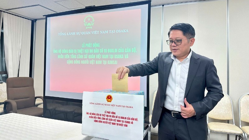 Ông Ngô Trịnh Hà - Tổng Lãnh sự Việt Nam tại Osaka (Nhật Bản) phát động quyên góp ủng hộ đồng bào trong nước bị ảnh hưởng bởi cơn bão số 10.