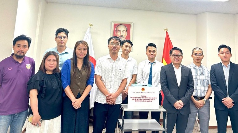 Cộng đồng người Việt tại khu vực Kansai cùng chung tay hướng về quê hương, góp phần chia sẻ khó khăn, giúp người dân sớm ổn định cuộc sống sau bão.