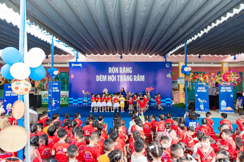 Hình 1: Tại Đà Nẵng, có một mùa trung thu thật đặc biệt đã đến với các em nhỏ trường Mẫu giáo Tiên Lãnh, xã Lãnh Ngọc, mang theo hàng ngàn sản phẩm dinh dưỡng, hàng nghìn bộ dụng cụ học tập, cùng nhiều quà bánh, những khúc ca rộn ràng và vô vàn tình yêu thương từ Vinamilk và Quỹ sữa Vươn cao Việt Nam.