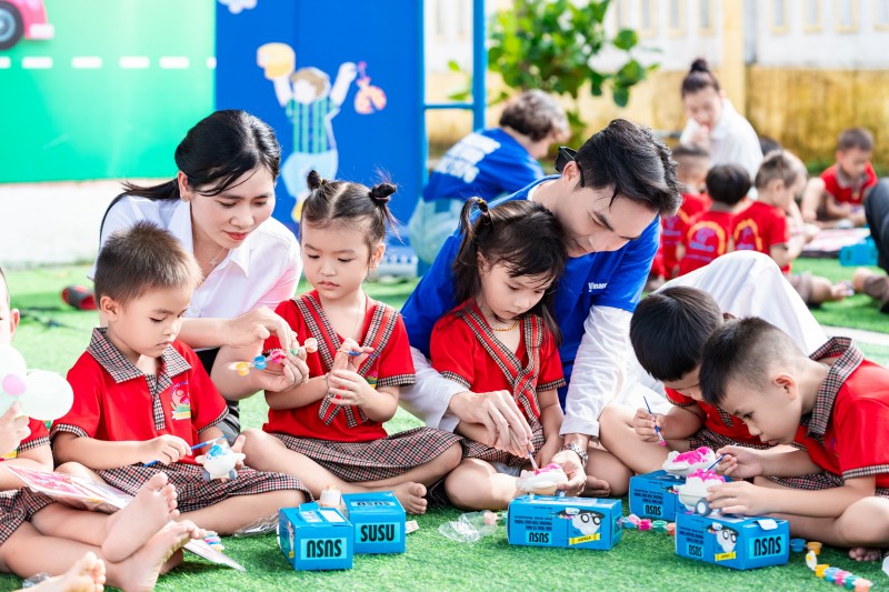         Hình 2a hoặc 2b (báo chọn 1 trong 2 hình): Sân trường rộn rã tiếng cười, những trò chơi sôi động, những bàn tay bé xíu khéo léo tô màu, vẽ nên bức tranh thơ trẻ, tô nên những ước mơ.