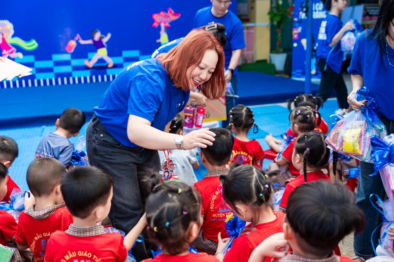 Hình 3a hoặc 3b (báo chọn 1 trong 2 hình): Chị Hằng chú Cuội, đèn lồng lung linh, tiếng trống lân náo nức, chiếc bánh trung thu ngọt ngào, hộp sữa mát lành, … tất cả tạo nên ký ức tuổi thơ khó quên. Nhưng món quà quý giá hơn cả chính là sự quan tâm, là vòng tay yêu thương và sự khích lệ để các em nuôi dưỡng những giấc mơ đẹp của mình.