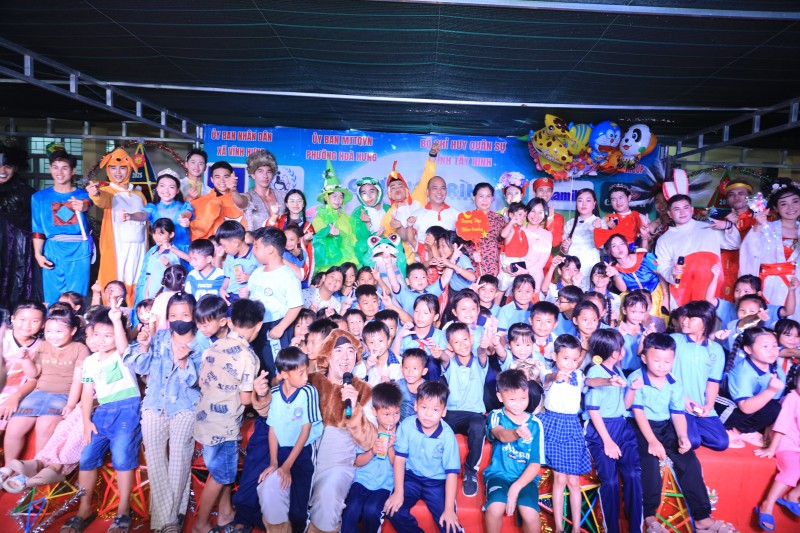 Hình 4: Hàng chục ngàn sản phẩm dinh dưỡng Vinamilk đã được gửi tặng cho thiếu nhi vùng biên tại xã Vĩnh Hưng, tỉnh Tây Ninh trong chương trình “Trung thu biên cương”, như những ngọn đèn nhỏ thắp sáng niềm vui và lòng tự hào của tuổi thơ.