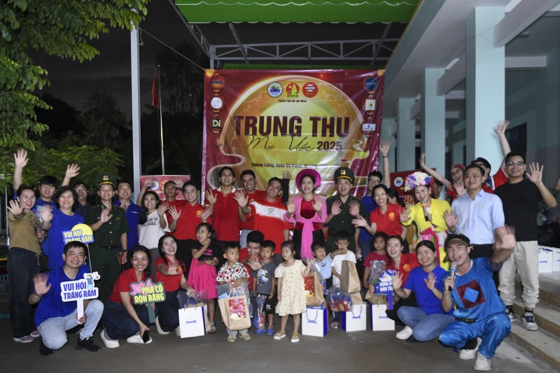 Hình 5: Hành trình yêu thương tiếp tục lan tỏa khi Vinamilk cùng các nghệ sĩ, tình nguyện viên mang hàng chục ngàn sản phẩm dinh dưỡng đến với thiếu nhi đảo Thiềng Liềng (thành phố Hồ Chí Minh) trong chương trình “Trung thu mơ ước”.