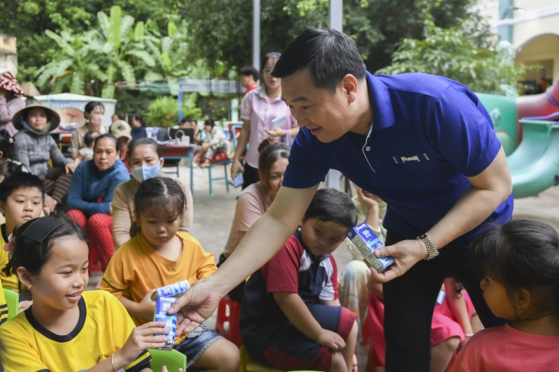 Hình 6a hoặc 6b (báo chọn 1 trong 2 hình): Các em đón nhận những món quà dinh dưỡng tốt lành từ Vinamilk trong mùa trăng.