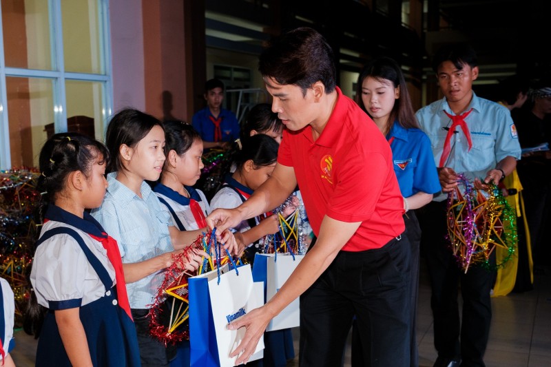 Hình 7a hoặc 7b (báo chọn 1 trong 2 hình): Tại chương trình “Ánh trăng hòa bình” ở xã Kim Long (thành phố Hồ Chí Minh), những món quà dinh dưỡng của Vinamilk được trao đến các em nhỏ với rất nhiều yêu thương.