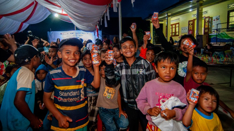 Hình 8: Tại những bản làng heo hút ở Tây Nguyên, nơi cuộc sống còn thiếu thốn, những hộp sữa thơm lành của Vinamilk đã làm sáng lên niềm vui của các em nhỏ.
