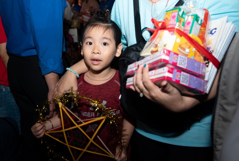 Hình 9a hoặc 9b (báo chọn 1 trong 2 hình): Tết trung thu – Tết đủ đầy và ấm áp của trẻ em khắp Việt Nam. Hành trình trung thu của Vinamilk năm nay đã dệt nên một bức tranh thật đẹp về tình yêu thương.