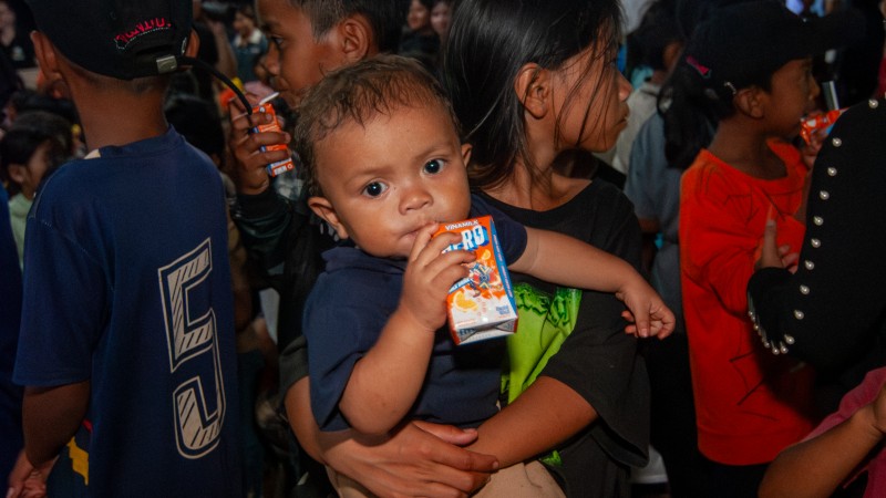 Hình 10: Không chỉ là những hộp sữa, mỗi phần quà Vinamilk gửi trao còn chứa đựng tình yêu thương, sự sẻ chia và niềm tin rằng mọi trẻ em Việt Nam đều xứng đáng được tận hưởng một tuổi thơ trọn vẹn.