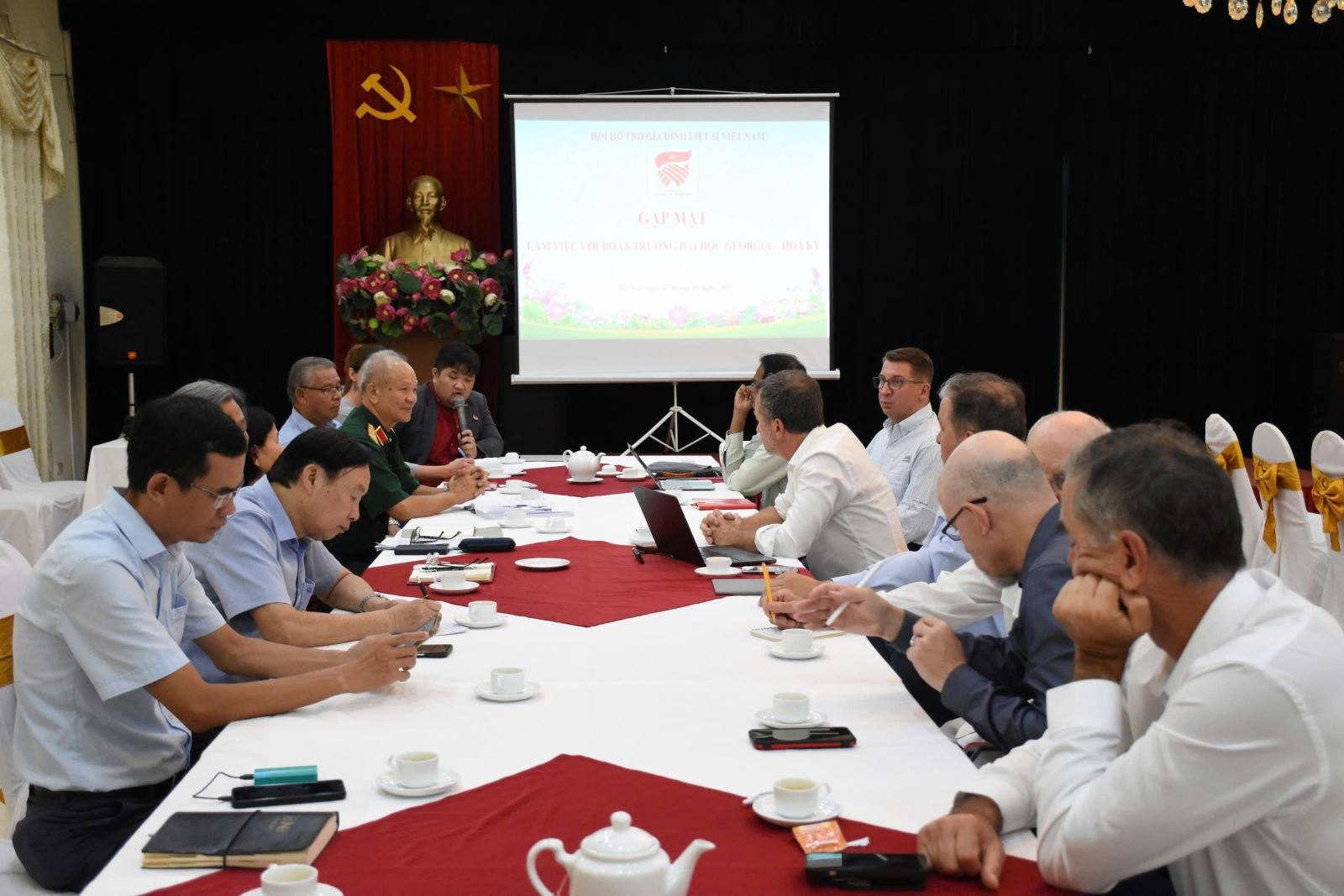 Cuộc làm việc giữa Hội Hỗ trợ gia đình liệt sĩ Việt Nam và đoàn đại biểu Trường Đại học Georgia (Mỹ). (Ảnh: Báo Tin tức và Dân tộc)