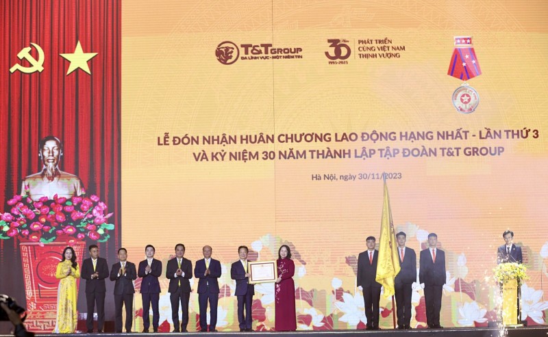 Ảnh 4: T&T Group ba lần vinh dự đón nhận Huân chương Lao động hạng Nhất do Đảng, Nhà nước trao tặng.