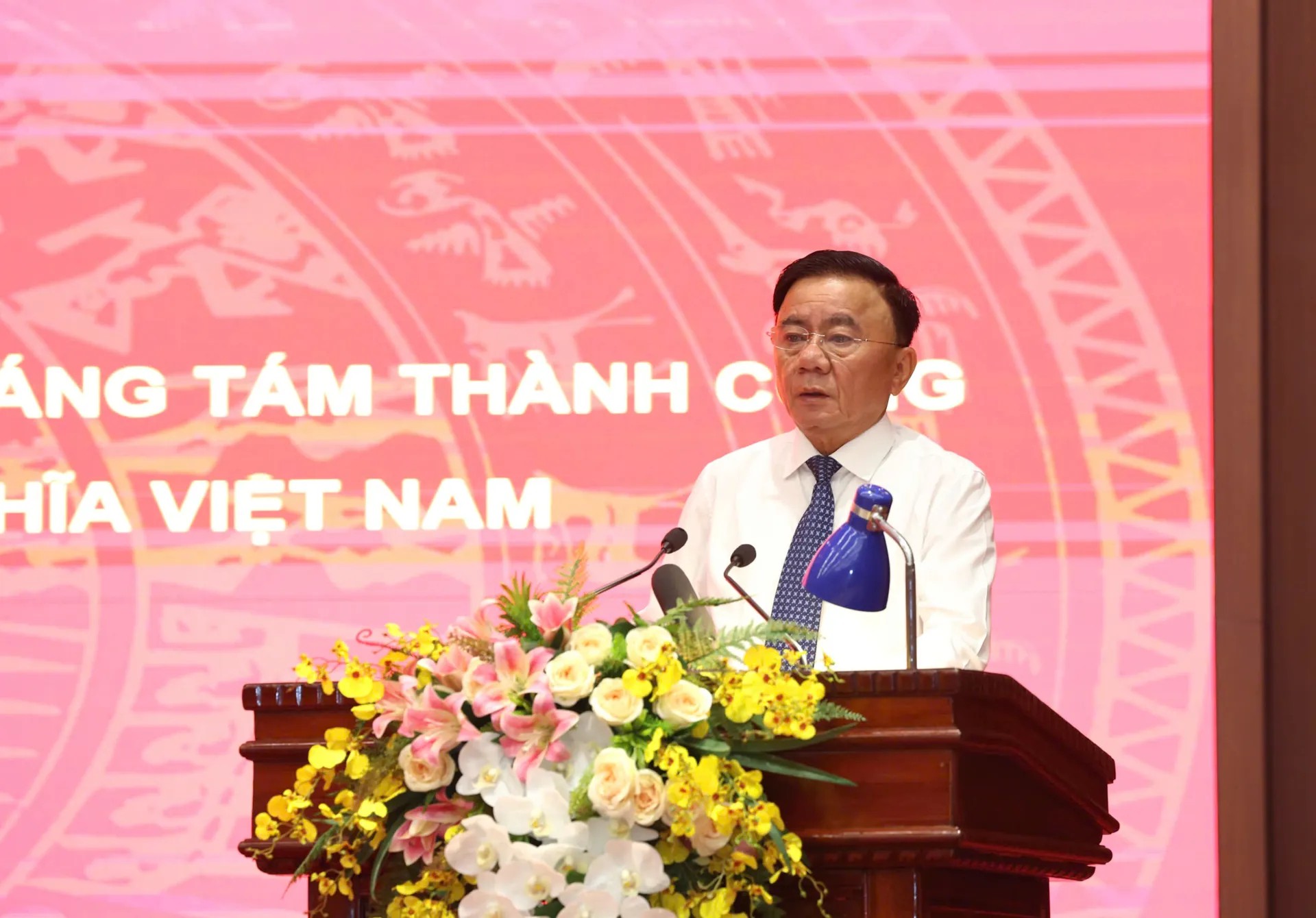 Ủy viên Bộ Chính trị, Thường trực Ban Bí thư Trần Cẩm Tú phát biểu tại hội nghị. (Ảnh: Báo Kinh tế & Đô thị) Ủy viên Bộ Chính trị, Thường trực Ban Bí thư Trần Cẩm Tú phát biểu tại hội nghị. (Ảnh: Báo Kinh tế & Đô thị)