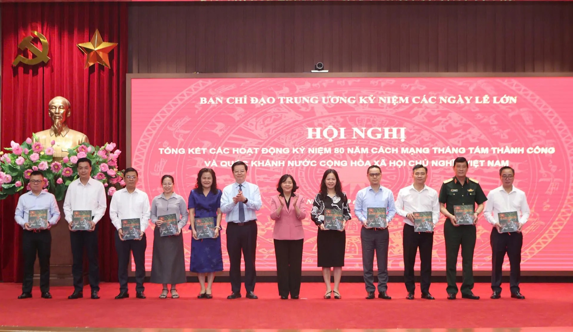 Bí thư Thành ủy Hà Nội Bùi Thị Minh Hoài và Phó Thủ tướng Chính Phủ Mai Văn Chính trao Sách ảnh Lan tỏa thông điệp khát vọng độc lập, hòa bình, hữu nghị qua các sự kiện A80