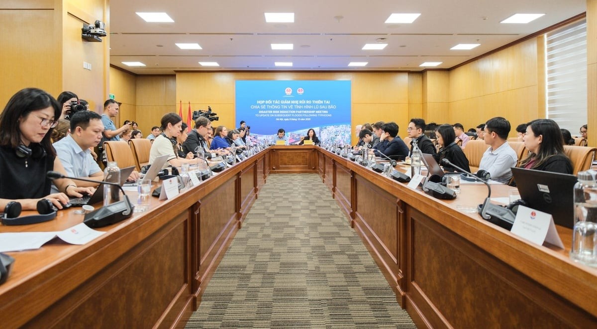 Hơn 30 Đại sứ quán và tổ chức quốc tế tham dự cuộc họp Đối tác Giảm nhẹ rủi ro thiên tai. Ảnh: Hơn 30 Đại sứ quán và tổ chức quốc tế tham dự cuộc họp Đối tác Giảm nhẹ rủi ro thiên tai. Ảnh: