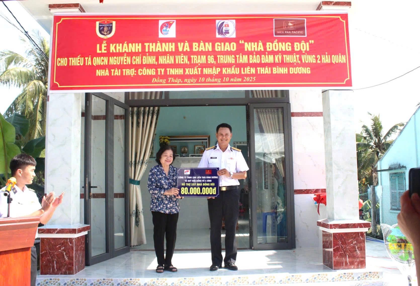 Trao Nhà đồng đội cho gia đình quân nhân có hoàn cảnh khó khăn Trao Nhà đồng đội cho gia đình quân nhân có hoàn cảnh khó khăn