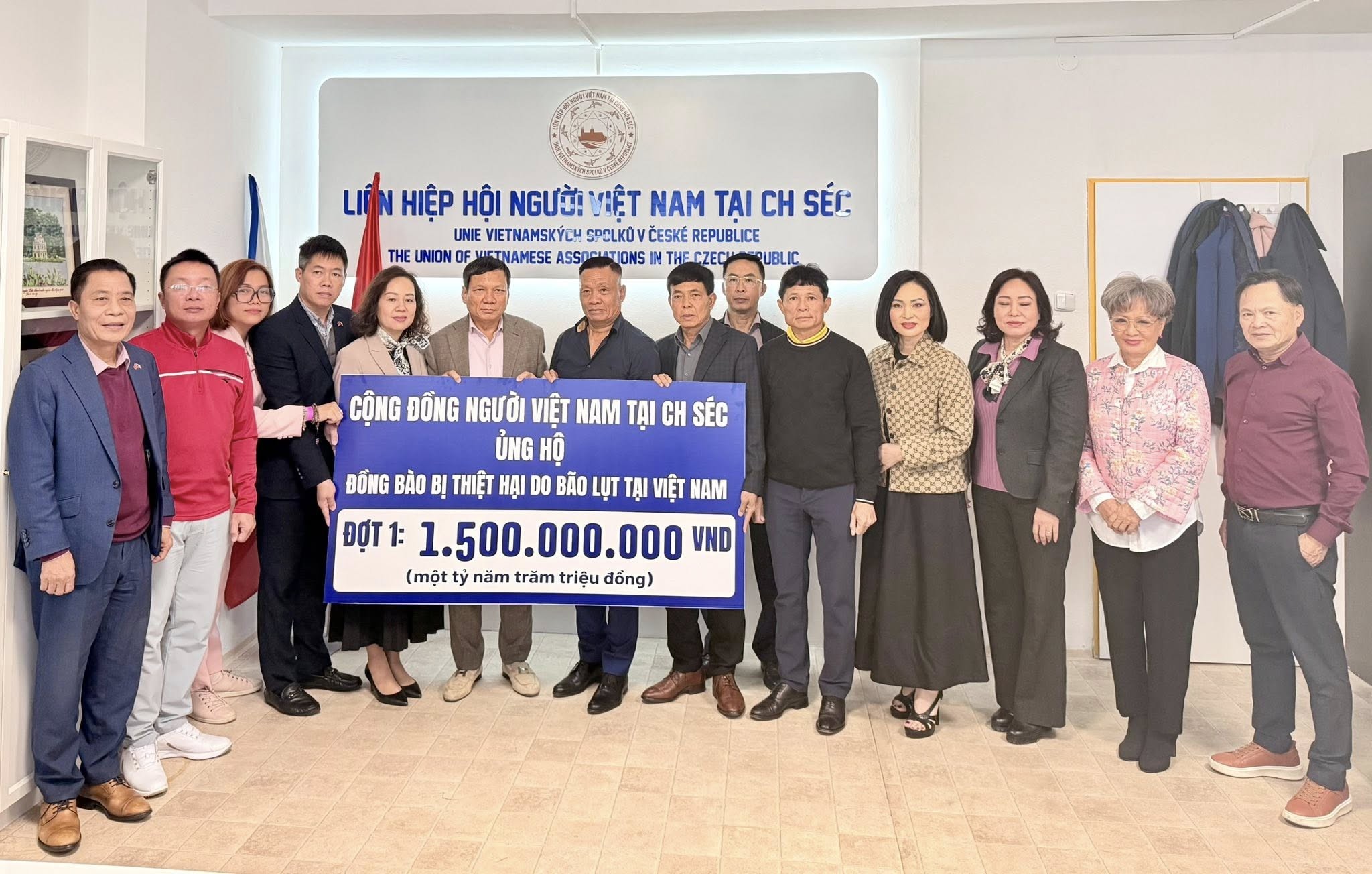 Cộng đồng người Việt tại Séc trao 1,5 tỷ đồng ủng hộ bà con vùng lũ lụt