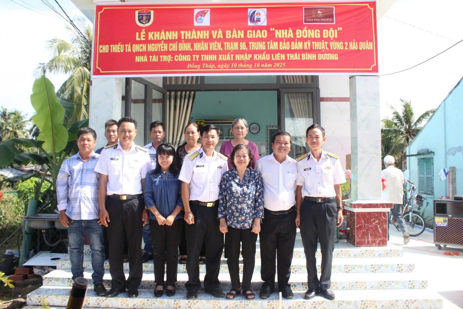 Trao Nhà đồng đội cho gia đình quân nhân có hoàn cảnh khó khăn Trao Nhà đồng đội cho gia đình quân nhân có hoàn cảnh khó khăn