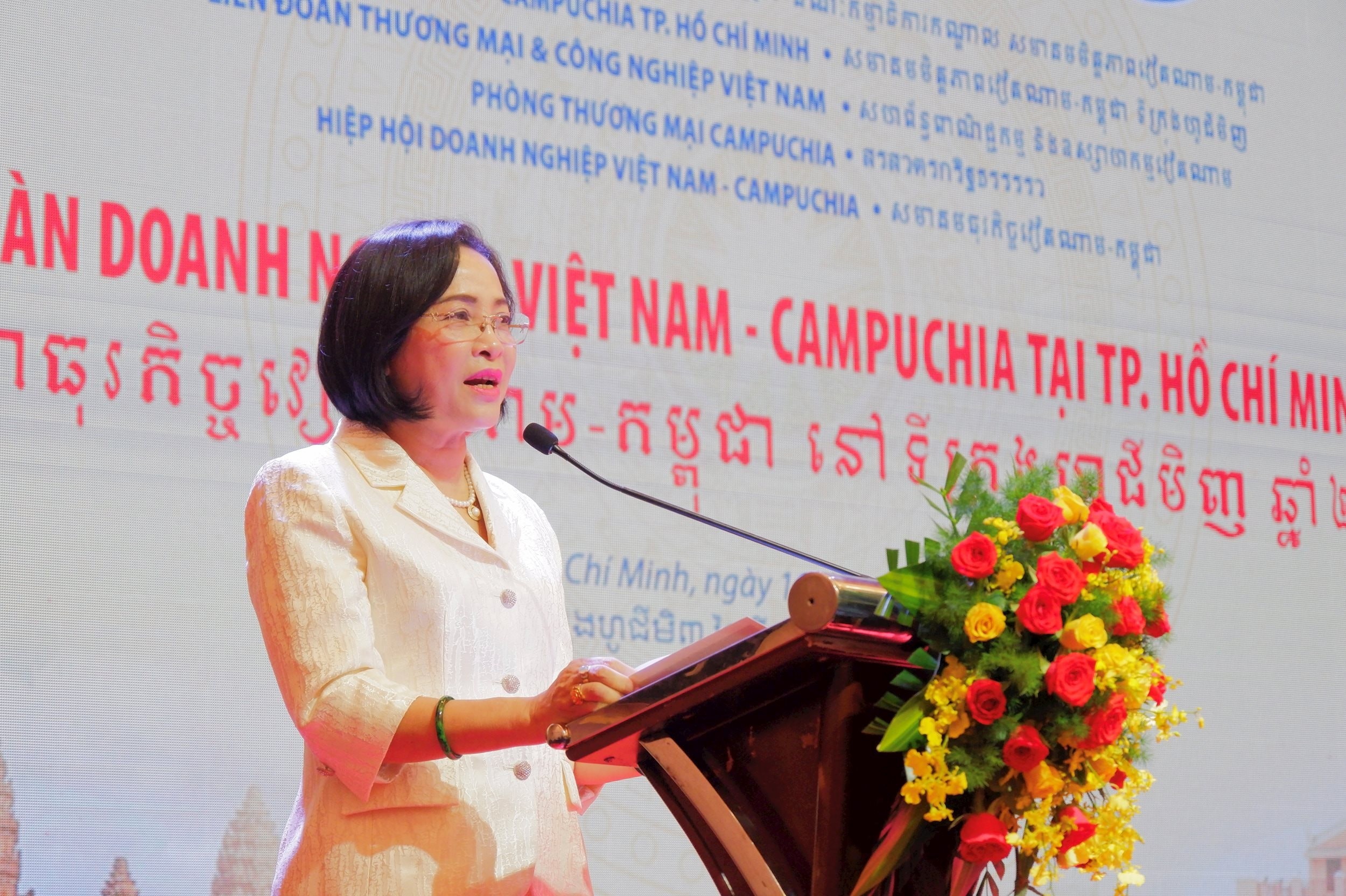 Ủy viên Trung ương Đảng, Phó Chủ tịch Quốc hội, Chủ tịch Trung ương Hội hữu nghị Việt Nam - Campuchia Nguyễn Thị Thanh phát biểu khai mạc Diễn đàn. (Ảnh: Báo Đại biểu nhân dân)