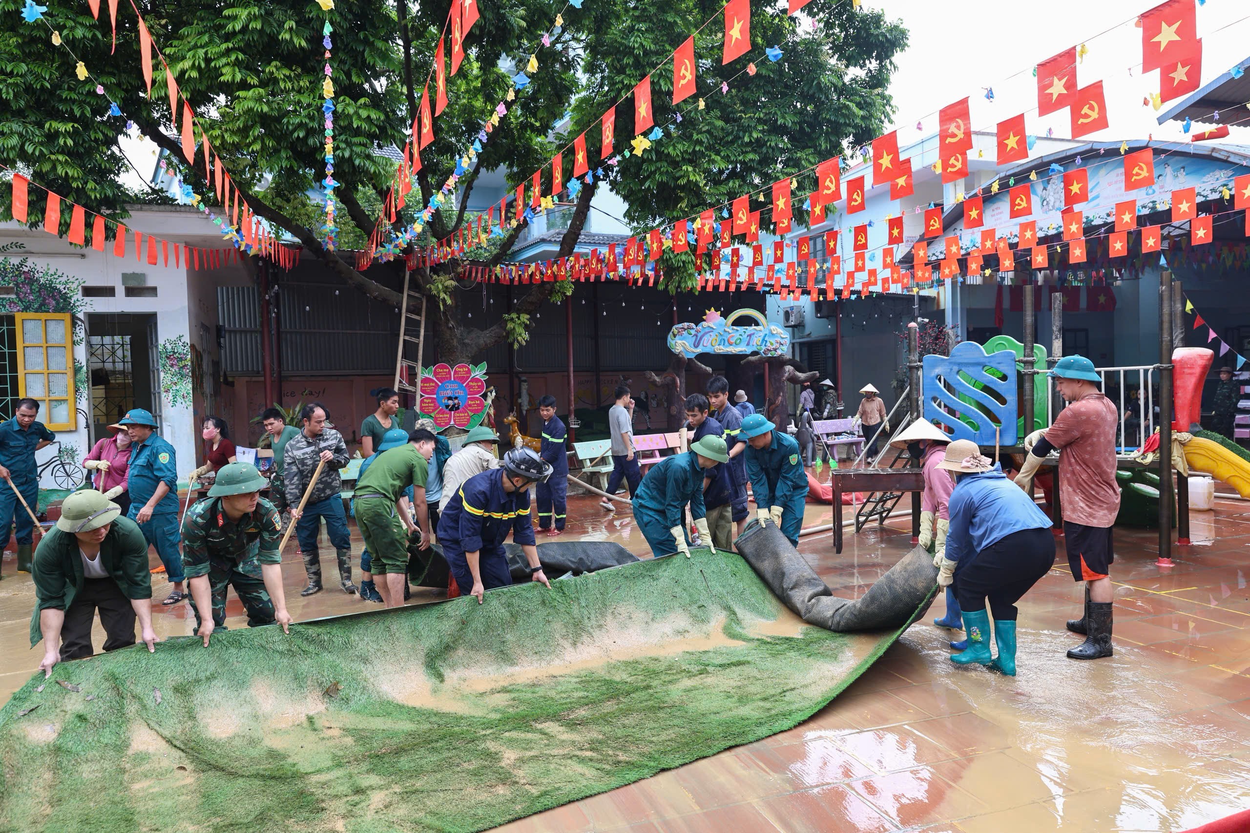 Người dân khắc phục hậu quả mưa lũ tại trường mầm non Gia Sàng, tỉnh Thái Nguyên. (Ảnh: Quang Vinh) Người dân khắc phục hậu quả mưa lũ tại trường mầm non Gia Sàng, tỉnh Thái Nguyên. (Ảnh: Quang Vinh)