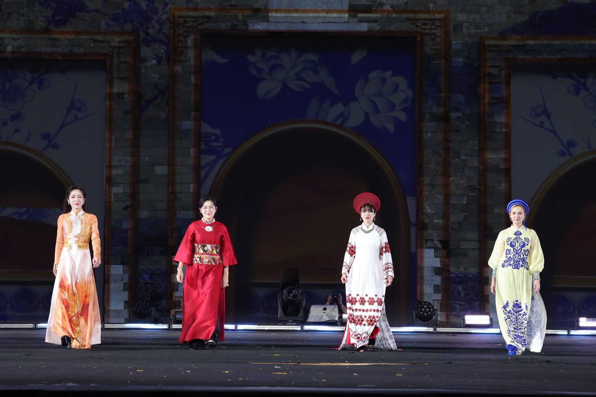 Phu nhân Đại sứ một số nước tham gia trình diễn áo dài. (Ảnh: icd.gov.vn)